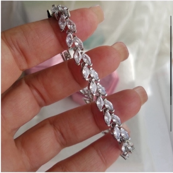Swarovski Elements White Gold Plated Marquis Tennis Bracelet NEW - Picture 5 of 7